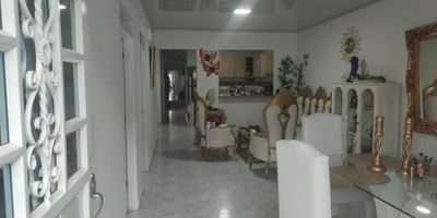 casa de 4  pisos con un area de 560 mts, ubicado en el barrio Guabal, sus caracteristicas.
1- piso con un area de 124.60  mts ,antejardin, alcoba externa,,sala comedor cocina,zona de oficios, patio3 alcobas, 2 baños,
2- piso con un area de  115.80 mts, balcon ,sala comedor,cocina integral, zona de oficios,, patio, 2 alcobas ,2 baños.
3 - piso con un area de 117.20 mts, balcon, sala comedor ,cocina integral,zona de oficios,patio, 23 alcobas,2 baños.
4 -piso con un area de 117.20 mts sala comedor cocina integral  abierta,zona de oficios 2 lcobas, 2 baños CONTACTO 3163225751