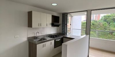 Apartamento ubicado en Sabaneta,  cuenta con fácil acceso debido a su buena ubicación, además tiene facilidad de acceso a rutas de servicio público.