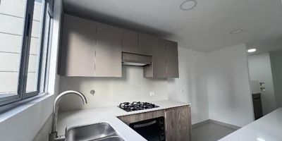 Apartamento Ubicado en el sector de la intermedia, cuenta con fácil acceso debido a su buena ubicación, además está cerca del Euro de la frontera y Mall la Frontera, Centro Comercial Sao Paulo, tiendas D1, Hospital Manuel Uribe Ángel, Mall Terracina, Mall la Sebastiana y Centro comercial City Plaza.