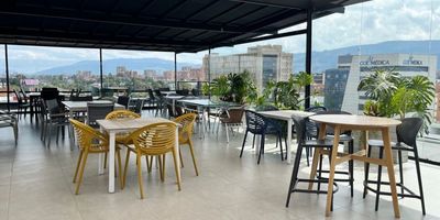 Te presentamos para arriendo tres (3) oficinas disponibles en obra gris, ubicadas sobre la Autopista Norte costado occidental, a pocos metros de la estación de Transmilenio, clínicas, bancos, supermercados y comercio en general.

Las oficinas cuentan con vista exterior, lo que permiten que sean muy iluminadas. Cómo las oficinas se entregan en obra gris, cuenta con la facilidad de adecuar a los ambientes que tu compañía requiera.

El edificio cueNta con terraza comunal dotada para restaurante, dos salas de juntas para 8 personas, recepción, parqueadero de visitantes, vigilancia 24 horas, y planta eléctrica de suplencia total.

Que esperas para agendar tu visita Ya!