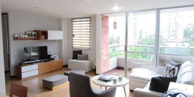 Apartamento en arriendo en La Pradera, Envigado. Este inmueble de 79 m² ofrece 2 habitaciones y 2 baños, ideal para quienes buscan comodidad en Antioquia. Ubicado en el piso 10 (AP 1012), cuenta con excelentes acabados y dispone de 2 parqueaderos. La propiedad ofrece vigilancia, brindando tranquilidad a sus residentes. Situado en estrato 4, su ubicación en Envigado facilita el acceso a diversos servicios. El canon de arriendo es de $3.600.000. Para más detalles o coordinar una visita, puede contactarnos vía WhatsApp, quiero que me contacten o ver teléfonos.