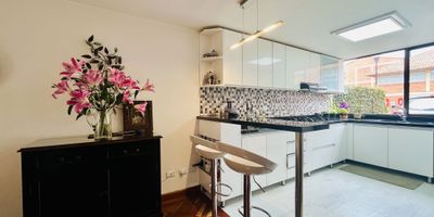 Codigo 16189. ¡Hermosa Casa en Chía de 3 niveles, iluminada y remodelada! Sala con doble altura y chimenea, cocina moderna y área social amplia. Alcoba principal con walk-in closet y jacuzzi. Dos alcobas adicionales, estudio, y cuarto de servicio en altillo. Terraza con pérgola y acceso a parque del conjunto. Con vigilancia 24/7, salones sociales, parques infantiles y más. Cerca de centros educativos y vías principales. ¡Una oportunidad única!