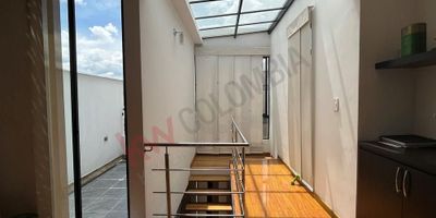 Codigo 13426. Encantadora casa en Chía, Vereda La Balsa. 146m²,   4, 3 hab, 3 baños, sala, comedor, estudio, terraza, lavandería, cocina integral, servicios públicos, salón comunal, parque infantil, gimnasio, vigilancia 24h. Comodidad y seguridad en un entorno natural.