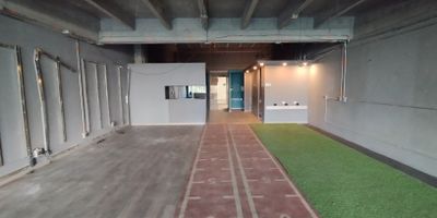 Encontramos el inmueble que busca ideal para tu empresa o negocio, local comercial con excelente espacio, muy buena iluminacion, cuenta con comodas vias de acceso como la avenida las vegas ruta significativa en la ciudad, zona que asiste con muy excelente seguridad. cerca a restaurantes, a bancos, supermercados. cuenta con excelente flujo peatonal y vehicular y multiples rutas de transporte publico que rodean el edificio llegada asequible desde cualquier punto de la ciudad.