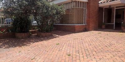 Casa de dos plantas  Primera planta, sala comerdor, chimenea, estudio, cocina integral, patio de ropas, cuarto y baño de servicio, jardín interior y antejardin, garajes para 5 carros, baño social.  Segunda planta, cuatro alcobas con closet, 2 baños, excelente estado.  A una cuadra de la calle 116, ubicado sobre la carrera 50.  Ideal para oficinas a puerta cerrada, jardines infantiles.  también se arrienda en $9.000.000.