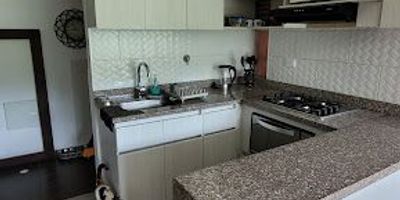 Venta de apartamento en excelente ubicación en el municipio de sabaneta sector san remo, consta de 2 habitaciones con closet y Vestier, 2 baños, salón comedor abierto con balcón, espacio de estudio muy amplio o para 3ra alcoba,  zona de ropas, calentador de gas, y parqueadero cubierto. zonas comunes piscinas para adultos y niños juegos acuáticos juegos infantiles parque de mascotas salón social salón de recreación para niños salón de tv gimnasio dotado, turco ,placa polideportiva, plazoleta central, zonas verdes. cuenta con un excelente servicio de rutas de transporte público y amplias vías de acceso, además, se encuentra cerca de colegios y centros de recreación. Para mayor información MARIA CAMILA LOAIZA 3014449625