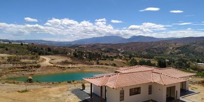 Atos Inmobiliaria Presenta Proyecto de Lotes en Tinjacá, Boyacá

Ubicación: Municipio de Tinjacá, Boyacá, cerca del municipio de Sutamarchán. Zona de gran potencial de desarrollo y excelente conectividad.

Detalles: Proyecto de 20 lotes disponibles para la venta, con áreas que van desde 1557 m² hasta 2873 m². Precios accesibles, desde $100,000,000 hasta $344,000,000. Además, cuenta con dos casas, cada una con tres habitaciones, sala-comedor, dos baños, cocina integral, zona de ropas y un lote de 1500 m². Oportunidad única para invertir en una región en crecimiento y con atractivas oportunidades para proyectos residenciales o turísticos.

Contáctanos: Atos Inmobiliaria, Centro Comercial Unicentro Tunja, Local 1-004. ¡No dejes pasar esta excelente oportunidad!