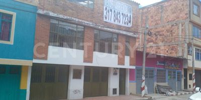 Suena emocionante,si está buscando alquilar una casa que también pueda servir como espacio comercial, podría ser una gran oportunidad para aquellos que deseen combinar vida y trabajo en un mismo lugar. Es una propiedad muy versátil y espaciosa con siete habitaciones, cuatro baños, cuatro cocinetas y un local comercial. La combinación de vivienda y espacio comercial podría ser ideal para diversas necesidades y negocios