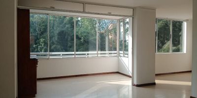 Apartamento exterior en arriendo cerca a transporte publico, restaurante, vía principal, centro comercial, parque y servicios complementarios. Piso en cerámica, sala comedor, 3 alcobas con baño en la principal, cocina integral abierta, alcoba y baño de servicio, balcón y parqueadero independiente cubierto . Edificio con ascensor, citofonía, circuito cerrado de tv y vigilancia 24 horas. *Inmuebles sujetos a verificación de disponibilidad.*
