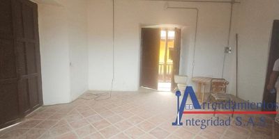 .¡Excelente oportunidad de negocio en el corazón de Santa Fe de Antioquia! Se arrienda local comercial de 24m2, recién remodelado y con terminaciones de primera. Ubicado en uno de los sectores más céntricos y transitados del histórico barrio Santa Fe. Área amplia y versátil, ideal para todo tipo de negocios como tienda, Almacenes, oficina profesional u otros.Ubicación inmejorable en la plaza principal, bancos, restaurantes, hoteles. Gran flujo peatonal diario que garantiza las ventas.