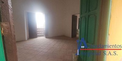 ¡Excelente oportunidad de negocio en el corazón de Santa Fe de Antioquia!Se arrienda local comercial de 27m2 en excelente ubicación en el barrio Santa Fe de Antioquia. Este espacio estratégico está listo para convertirse en el próximo éxito empresarial. Ubicado en la calle principal del parque, con gran afluencia peatonal y vehicular, este local tiene amplia visibilidad y fácil acceso. Está muy cerca de otros establecimientos comerciales consolidados.El local se encuentra en excelentes condiciones, totalmente renovado y con acabados de primera. Cuenta con iluminación y enchufes eléctricos, y pintura e instalaciones eléctricas recientes.