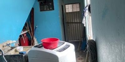 excelente casa comercial o para desarrollar proyecto de apartamentos, casa de 4 pisos, 1 primer 3 locales comerciales , 1 apartaestudio con cocina y parqueadero para 2 carros en linea.2 Piso 1 apartamento 2 habitaciones sala comedor cocina y baño, 1 apartaestudio 1 habitación, baño, cocina, adicional y 3 habitaciones 1 baño y patio de ropa.3 piso 1 apartamento de 2 habitaciones, sala comedor, baño, cocina y patio de ropas, 1 apartaestudio con baño y cocina.4 piso 1 apartaestudio con baño.excelente vías de acceso al frente de la carrera 30, al sur con la calle 8 sur, al norte con la calle 1f y al oriente con la carrera 27. zona de alta valorización, al frente de la futura estación del metro. 