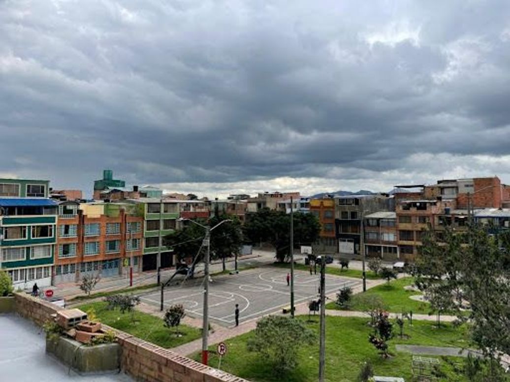 Casa de 6 alcobas en venta en Villa Amalia, Bogotá, 224 m² · foto 2 de 20