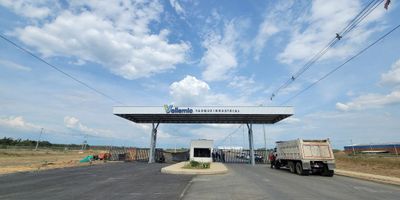 Lote de 5.049 metros cuadrados ubicado en un estratégico parque industrial. La zona es ideal para el desarrollo de actividades comerciales e industriales, con una infraestructura sólida que incluye amplias vías de acceso, servicios básicos y proximidad a rutas de transporte clave.

Este terreno presenta una topografía plana, lo que facilita la construcción y maximiza el uso del espacio. Además, su cercanía a otras bodegas y empresas crea un ambiente propicio para la colaboración y el crecimiento de negocios. La zona está dotada de seguridad 24/7, garantizando un entorno seguro para las operaciones diarias.

Con acceso a servicios como electricidad, agua y telecomunicaciones, este lote ofrece una oportunidad excepcional para establecer o expandir una empresa en un área con alto potencial de desarrollo. Ideal para la construcción de almacenes, oficinas o instalaciones de producción, este espacio es perfecto para inversores y emprendedores que buscan un lugar estrategico para su negocio.