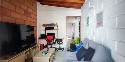 Casa con buenos espacios de cuatro Alcobas, tres baños y medio, patio, cocina integral, sala de tv, balcón, parqueadero cubierto. Ubicada en excelente sector de Sabaneta barrio Prados de Sabaneta a tan solo dos cuadras del hospital Venancio Díaz, polideportivo Sabaneta y a pocas cuadras de Estación del Metro Estrella.