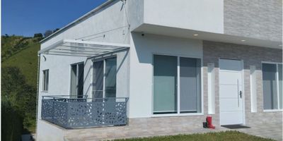 ? Venta Casa Campestre en Chinchiná, Caldas | Casa de Ensueño

¡Descubre esta espectacular casa campestre en Chinchiná, diseñada con los más altos estándares de ingeniería y llena de detalles que brindan confort y seguridad!

? Espacios y Comodidades: Con amplios espacios distribuidos de manera inteligente, esta casa ofrece un entorno acogedor y funcional. La habitación principal cuenta con baño privado, mientras que las otras habitaciones comparten baños adicionales. En total, la propiedad dispone de 4 baños, incluyendo el del cuarto de servicio.

? Comodidades Adicionales: La casa cuenta con un estudio, ideal para quienes trabajan desde casa o buscan un espacio tranquilo para leer y concentrarse. Además, la construcción ha sido pensada con doble muro en las ventanas, aportando un estilo único y un mejor aislamiento.

? Áreas Recreativas: Disfruta de un relajante jacuzzi en tu propio hogar, y si buscas un espacio adicional para compartir con amigos o familia, la piscina del condominio está disponible para uso social.

?️ Espacios Exteriores: La terraza con jardín es un verdadero oasis, equipada con una cocineta, BBQ, horno para pizza, y toda el área está techada para disfrutar al aire libre sin preocuparse por el clima.

? Seguridad y Tecnología: Esta propiedad cuenta con circuito cerrado de TV, sistema de alarma y automatización de luces para mayor comodidad y seguridad. Además, el cerramiento total en malla eslabonada y tubos galvanizados refuerzan la privacidad.

?️ Sostenibilidad: El sistema de recolección de aguas lluvias y los techos termoacústicos hacen de esta casa una opción ecológica y confortable, garantizando el máximo bienestar para ti y tu familia.

? Portería y Vigilancia 24/7: Vive con la tranquilidad que mereces gracias a la vigilancia 24 horas y la portería del condominio, además de contar con un salón social para reuniones y eventos.

Si buscas una casa campestre con estilo, comodidad y 