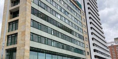 Oficina en arriendo totalmente remodelada y modernizada, cuenta con oficinas privadas, cubículos para puestos de trabajo, salón de reuniones, cableado estructurado, buena iluminación.  Magnifica ubicación , vias de acceso a transporte público, cerca a estación de San diego, Av Caracas y centro internacional.  Canon mas IVA