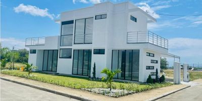 ¿Te gustaría vivir en un lugar tranquilo y rodeado de naturaleza? Esta hermosa casa en Alvarado, Tolima es perfecta para ti. Ubicado en un lugar privilegiado, esta propiedad cuenta con un área de terreno de 556.32 M2 y una construcción de 245.4 M2, lo que garantiza suficiente espacio para toda tu familia.

La casa cuenta con 4 amplias alcobas, cada una con su baño privado, lo que brinda una mayor comodidad y privacidad para cada miembro de la familia. Además, cuenta con una cocina integral con barra estilo americano.

También tiene armarios empotrados y un espacioso y luminoso balcón, perfecto para relajarse y disfrutar de las vistas panorámicas En cuanto a las áreas externas, esta propiedad te ofrece todo lo que necesitas para disfrutar de la vida al aire libre. 

Esta propiedad cuenta con su propia piscina privada ideal para los amantes de la privacidad.

 
