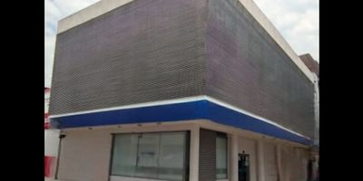 Amplio edificio de 3 pisos, fachada en vidrio, cada piso cuenta con salón, baterías sanitarias, servicios públicos de agua y energía, estrato comercial, excelente ubicacion.
