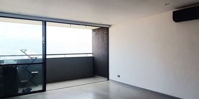 Apartamento en arriendo en unidad cerrada con facil acceso desde la Av principal, centro comercial, supermercados, restaurantes, servicios complementarios. Piso en porcelanato, puerta de seguridad, sala y comedor independiente, 2 alcobas con baño en cada una, cocina integral abierta tipo americano, terraza y parqueaderos lineales cubiertos. . Cuenta con aire acondicionado. Conjunto cerrado, ascensor, piscina, gym, salon social, sauna, parque infantil, placa polideportiva, cancha de squash, zonas verdes, vigilancia 24 horas, citofonia y circuito cerrado de tv. *Inmuebles sujetos a verificación de disponibilidad.*