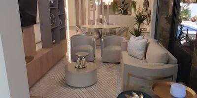 Casa en venta de 2 pisos en el prestigioso barrio EL GOLF, Barranquilla, Atlántico. Esta propiedad ofrece 700 m² de área construida y privada, ideal para quienes buscan amplitud y potencial en un solo lugar. Cuenta con 1 habitación y 0 baños, un espacio versátil para adaptar según sus necesidades. Dispone de 3 parqueaderos y tiene 5 años de antigüedad. La tranquilidad y seguridad están garantizadas con vigilancia 24/7. Una excelente opción para su inversión en Barranquilla. Para más detalles, por favor, utilice las opciones de whatsapp, quiero que me contacten o ver teléfonos.