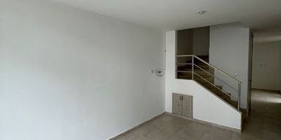 Espectacular casa dúplex en conjunto cerrado para la venta, en sector de alta valorización, consta de 3 habitaciones, 2 baños, sala, comedor, cocina integral, zona de ropas independiente. El conjunto cuenta con piscina, zonas verdes, gimnasio,  juegos para niños, salón social y sendero de mascotas. Si deseas mas información contáctanos! Castellón Inmobiliaria.