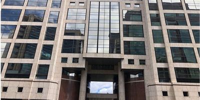 Descubre una excelente oportunidad de inversión con esta oficina comercial nueva al mercado,  forma parte de un pool de inversionistas  consolidado. La oficina se encuentra actualmente arrendada, lo que garantiza una fuente de ingresos estable desde el primer día de compra. Situada en el prestigioso sector empresarial Teleport. Esta propiedad es ideal para empresarios y empresas que buscan una ubicación estratégica y accesible. Además, el entorno empresarial de Usaquén, añade un valor significativo, proporcionando un ambiente dinámico y profesional. No pierdas la oportunidad de establecer tu negocio en uno de los sectores más cotizados de Bogotá. Contáctanos para más información y para programar una visita. ¡Tu próximo gran paso comienza aquí!