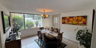 Bella Casa de 245 M2, con patio y jardín internos, conectados a las zona social que cuenta con chimenea, una amplia cocina abierta con estufa a gas, Zona de Lavandería independiente, cuarto y baño servicio, Cuatro habitaciones la principal con baño, las otras habitaciones con  baño externo, amplio estudio que puede ser utilizado como oficina. Cuenta con 3 parqueaderos. Conjunto clásico con parque muy cerca con áreas para niños, zonas verdes y vigilancia. Excelente ubicación.  La Zona permite operar casas para adultos mayores y jardines infantiles. Se encuentra cerca al Exito, Colegio Agustiniano, Iglesia, centro comercial, comercio, Instituciones financieras, de la Avenida Suba y la Calle ciento veintisiete. Estrato cinco. Zona segura.