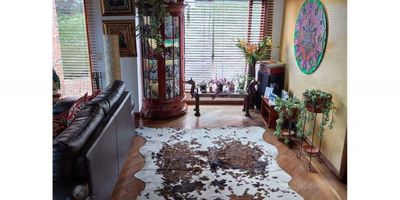 Arriendo  linda casa, con espacios cómodos iluminados naturalmente. 285 m2, con ó sin muebles en Conjunto Residencial Altos de Torreladera.  Disfrute de un agradable jardín y BBQ. 4 habitaciones con baño, Sala, Comedor, Estar, Estudio. Cocina, Cuarto y Baño de Servicio.  El conjunto cuenta con Gimnasio, Salón Comunal, Sendero peatonal, Zona BBQ, Zona para niños, Zonas verdes...