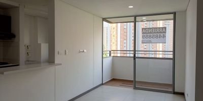 Apartamento en arriendo en unidad cerrada cerca a supermercados, vías principales, restaurantes, y servicios complementarios. Piso en porcelanato, sala comedor, 3 alcobas con baño en la principal, cocina integral abierta tipo americano, balcón y parqueadero independiente cubierto. Edificio con ascensor, piscina, salon social, parques infantiles, placa polideportiva, minigolf, cancha de voleibol, zonas verdes, vigilancia 24 horas, y circuito cerrado de tv. *Inmuebles sujetos a verificación de disponibilidad.*
