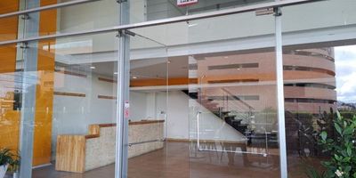 En el Edificio Cusezar vendo Local comercial ubicado en el sector corporativo "prime" de la ciudad, gran complejo empresarial compuesto por 8 torres de oficinas clase A ocupadas por grandes firmas multinacionales. Aprovecha esta oportunidad de tener tu marca aquí. 148 m2. Primer nivel y Mezanine. 2 baños. 1 Depósito. 3 Estacionamientos. En sus alrededores se encuentra La Clínica Santa Fe, Consultorios médicos,  una amplia oferta de servicios complementarios  como restaurantes, bancos, supermercados, hoteles, Centros Comerciales Santa Ana y Hacienda Santa Bárbara y junto a los hoteles Radisson y W...