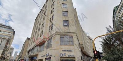 Oficina moderna y completamente remodelada en el Edificio Colombia, una de las ubicaciones más estratégicas de la ciudad. Con una superficie de 31 m², esta oficina ofrece un entorno ideal para tu negocio. Situada en el centro de la ciudad, cerca de la Plaza de Bolívar, la Cámara de Comercio, el Banco de la República, juzgados, la corte y las principales avenidas (Carrera 7, Carrera 10, Avenida Jiménez). Además, está a un paso de Transmilenio, facilitando el acceso y la movilidad para ti y tus clientes. La oficina ha sido remodelada con acabados de alta calidad, brindando un ambiente elegante y funcional. El edificio cuenta con dos baterías de baños, separados para hombres y mujeres. La administración incluye servicio de Agua y Energía.