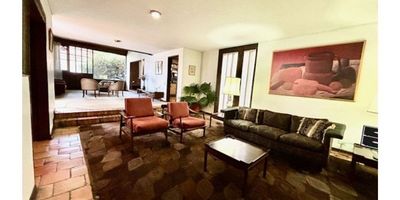 Casa esquinera, diseñada por Rogelio Salmona, protegida con un muro de alto tamaño. 520 mts de área construida y área total 920 mts. Casa ideal para embajadas, ONG, jardín infantil y galería de arte.  1er piso: Sala con chimenea, comedor independiente con vista al jardín interior. Zona de lavanderia y CBS. 2 piso: Alcoba principal con baño y salida al balcón, 2 cuarto,  3 piso 2 habitaciones con espacios adicionales. En total son 6 habitaciones. 2 parqueaderos cubiertos y 1 descubierto.