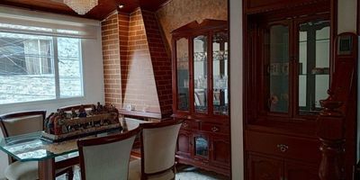 Hermoso apto en venta suba Lombardía, cuenta con 3 alcobas con closet, principal con baño en el segundo nivel  y 1 baño de alcobas, buen espacio en zona social independientes ( sala y comedor )  cuenta con chimenea,  excelente cuidado en todos los espacios, cocina grande con buen  almacenamiento, zona de lavandería independiente buena ventilación, pisos en madera laminada las alcobas y área social en cerámica. cercano a transporte publico, centro comercial, colegios, sector comercial con buenas vías de acceso y parques.