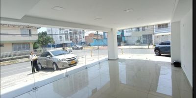 ALQUILO LOCAL  ESQUINERO,  Con amplia vitrina panorámica, que la hace atractiva y visible para todos los clientes, y su amplia zona de parqueo,  y una distribución ideal para tu negocio,  en la mejor ubicación del barrio los cambulos, diversas vías de acceso,  al centro sur norte,  y al servicio de transporte publico,  Para más información, contacta a Indira Oyola al número 3104005590. ¡Haz de este local el lugar perfecto para tu negocio!