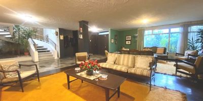 Vendo casa en Galerías 426,72m2. Dos pisos. Estrato 4. Gran jardín interior. Buena arquitectura, excelente iluminación natural, claraboyas. Se desarrolla en dos niveles con techos altos creando grandes espacios. Excelente zona social, comedor independiente salida al jardín. Estudio. Baño social. Cocina cerrada, comedor auxiliar. CBS. Nivel dos: Family room que integra cinco habitaciones de gran tamaño. Terraza. Dos baños.  4 parqueaderos. Sector residencial. Cerca zona comercial. Oportunidad constructores