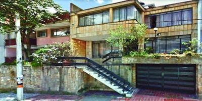 Casa en venta en Chapinero, 475m² área construida. Actualmente operando como coliving, cada piso cuenta con apartamentos entre 24m² y 50m², todos con áreas sociales, privadas, cocina, baño y excelente iluminación natural. Zonas comunes con cocina amplia, lavandería, jardín y un garaje. Contadores independientes. Oportunidad ideal para inversores interesados en proyectos residenciales de renta, con ubicación estratégica cerca de la Universidad Javeriana y el Hospital Militar. Fácil acceso peatonal y vehicular.