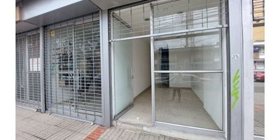 Venta Galerías local comercial para el desarrollo, funcionamiento de diversos negocios ubicados en el primer piso, Conjunto de Edificios vitrina exterior con ventanas piso a techo sector exclusivo y tradicional del Barrio Galerías que brinda, comodidad por su gran variedad de servicios: Restaurantes, centros de salud (medico-odontológicos) , clínica Marly , Clínica Colsubsidio , , Clínica Cafam , Club el Cubo de Colsubsidio , Importante y exclusiva zona comercial , Centro Comercial Galerías prestigiosa zona Financiera ( con todas las empresas Bancarias, empresas de créditos , supermercados almacenes de cadena , gimnasios, centros de Spa , Salones de belleza , centros veterinarios , colegios Fáciles vías de acceso calle 53, avenida NQS Excelente Transporte Público.