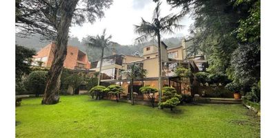 Descubre esta joya arquitectónica en el Refugio Bogotá! Remodelada, cuenta con 4 cuartos, 6 baños y 3 niveles. Disfruta de una sala de TV con domo acústico, 4 chimeneas, 2 terrazas y un exuberante jardín. Además, ofrece seguridad con cuarto de escoltas, planta eléctrica y cuarto de seguridad. Detalles como estudio, biblioteca, cava de vinos y baño principal con sauna y jacuzzi la hacen única. ¡Hazla tuya ahora!