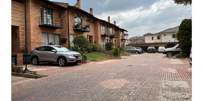 Si estás buscando una casa acogedora, amplia y muy bien ubicada cerca al centro de chía, incluyendo el centro historico, no busques más. Esta hermosa casa de dos niveles + altillo, en conjunto cerrado es una oportunidad única para disfrutar de una casa en conjunto cerrado, en una zona centrica pero tranquila. En está casa podrás encontrar la tranquilidad de chía pues se encuentra sobre una via de bajo tráfico donde no te afectara el ruido. Adicionalmente, tendrás entrada privada al garaje pero también podrás disfrutar del parqueadero del conjunto para tus visitantes cuando lo necesites. El conjunto Los Alisos se encuentra ubicado a tan solo unos minutos de la plaza principal del Municipio de Chía donde encontrarás distintos comercios y restaurantes.  Podrás explotar tus habilidades artisticas con la posibilidad de tener un espacio exclusivo como taller de pintura, fotografia etc. No lo pienses más y conoce ésta hermosa propiedad.