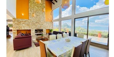 ¡Espectacular casa en Guasca, en plena naturaleza, espacios amplios, muy iluminados para disfrutar de una hermosa vista hacia las montañas, levantarse con el sonido de los pájaros, en un espacio definitivamente zen, techos doble altura, arquitectura moderna, en un terreno de diez mil metros cuadrados! ¡Con árboles frutales y huerto!