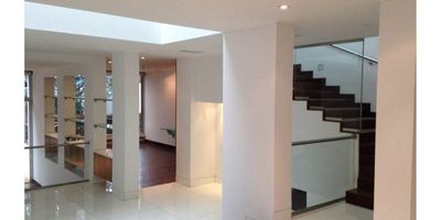 Propiedad de lujo construida entre 2008 y 2009, con 975 m² de terreno y 830 m² de construcción. Ofrece 4 habitaciones con baños privados, más una habitación de servicio y otra de conductores con baño. Incluye espacios de entretenimiento como cava, cuarto de juegos, gimnasio y zona de BBQ. La cocina cuenta con electrodomésticos de alta gama. Seguridad completa con puertas blindadas. Garaje interno para 4 vehículos, garita de seguridad y terrazas privadas. Además, tiene un patio con jardín, calentadores a gas y espejo de agua exterior.