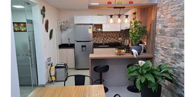Posiciona tu marca en este lindo Edificio. 2 años de construido. 16 ambientes. 2 cocinas. 7 baños. 2 oficinas de gerencia. Una de ellas con baño completo. Tres niveles, cada uno con acceso independiente. Terraza con posibilidad de desarrollo. 2 Estacionamientos en paralelo. Estrato 3. Te invito a conocerlo y hagamos negocio. 50/50. No tercerías.