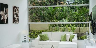 Descubre esta encantadora casa campestre recién construida en el condominio cerrado Natura Forest, Anapoima. Ofrece 3 habitaciones, cada una con baño propio, además de un baño social. Sus espacios incluyen una luminosa sala-comedor, cocina integral, cuarto de ropas y dos bodegas. Disfruta de 3 terrazas, una refrescante piscina y jacuzzi con agua caliente. Además, cuenta con energía solar para los baños, garaje cubierto, sistema de riego, luces indirectas en toda la finca, cortinas eléctricas y elegantes pisos de Decorceramica.