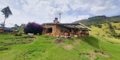 Casa de campo rodeada de vegetación en las montañas de Gachancipa , donde se respira aire fresco con una excelente vista panorámica , brindando un refugio acogedor. la casa invita a la relajación total, cuenta con Sauna, Jacussi,Terraza para asados, Adicional otra construccion para zona de lavanderia, un reservorio de agua, arboles frutales, esta ubicada aproximadamente a 10 minutos de la estacion del ferrocarril,