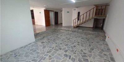 BRANDO Y CIA te ofrece excelente casa comercial, 460 mts, distribuidos en 10 espacio amplios y muy iluminados, 6 baños, 2 cocinetas, pisos en cerámica y madera flotante, parqueadero para 3 carros, excelente iluminación y ubicación, magnífico transporte público, cerca de colegios, universidades, supermercados, clínicas, etc, contáctenos
