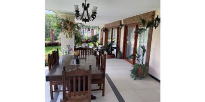 BRANDO & CIA te ofrece para la Venta Espectacular Casa Campestre recién remodelada con 5 alcobas con closets, baño, vestier, jacuzzi y turco, 2 salas, comedor y comedor auxiliar, cocina tipo americana, balcón, patio techado, garaje interno para dos vehículos y externo para 4 más, con un antejardín de 180 metros cuadrados, hermosos acabados, pisos en cerámica y madera, excelentes y cómodos espacios, conjunto cerrado con vigilancia 24 horas, sector de alta valorización, en uno de los lugares más exclusivos de la ciudad.

¡CONTÁCTANOS!

 
