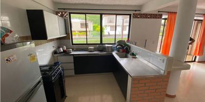 BRANDO Y CIA te ofrece para Venta Lindo Apartamento en Zona Campestre con un area de 100 metros cuadrados, cuenta con sala comedor, 3 habitaciones, 2 baños, patio de ropas, pisos en porcelanato,portería y vigilancia 24 horas, conjunto cerrado con piscinas, parque infantil, canchas multiples, zonas verdes, ascensor, supermercados y zonas de comercio, cerca a estación de servicio y la fonda de la rochela.

¡CONTACTANOS! 
