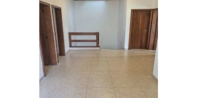 BRANDO Y CIA te ofrece para Venta Hermoso Apartamento de 226 metros cuadrados con sala, comedor, 4 alcobas grandes con closet y la principal con chimenea baño privado  y terraza, sala de Star, 3 baños completos y 1 baño social, biblioteca, patio de ropas independiente, vista panorámica, 2 garajes cubiertos independientes,  piso 5 con ascensor, shut de basuras, puertas electricas, solo 8 apartamentos en el edificio todos habitados por sus propietarios, sector de alta valorización, tranquilo y seguro, excelente ubicación, cerca a colegios y universidades, supermercados y zonas de comercio, magnífico transporte público, excelente oportunidad de inversión.
!CONTACTANOS!