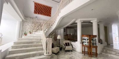 BRANDO Y CIA te ofrece espectacular casa en pinares,637 mts,distribuidos asi:primer piso está en mármol Italiano Blanco narrará 2 pido sala con chimenea pisos en retal de mármol Las habitaciones en madera Tiene 3Lamparas Bacarat En cristal Italiano y forradas en 24 kilates en oro l Tiene gas domiciliario Garage para dos carros control remoto Piscina,yacussi,baño sauna y cascada en el primer piso entre sala y comedor. Transformador propio 3 alcobas más la del servicio y se puede adicionar otra alcoba al lado de la cocina. 5 baños en total Acabados en yeso con techos caídos. Luces indirectas. Excelente iluminación y ubicacion, magnífico transporte público, cerca de colegios, universidades, supermercados, clínicas, restaurantes, etc, contáctenos
